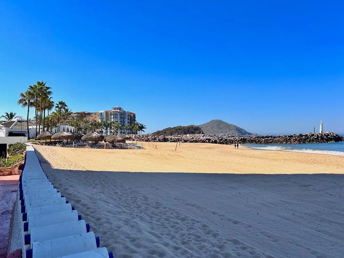 Quiet Apartment With Pool Right On The Beach Mazatlán