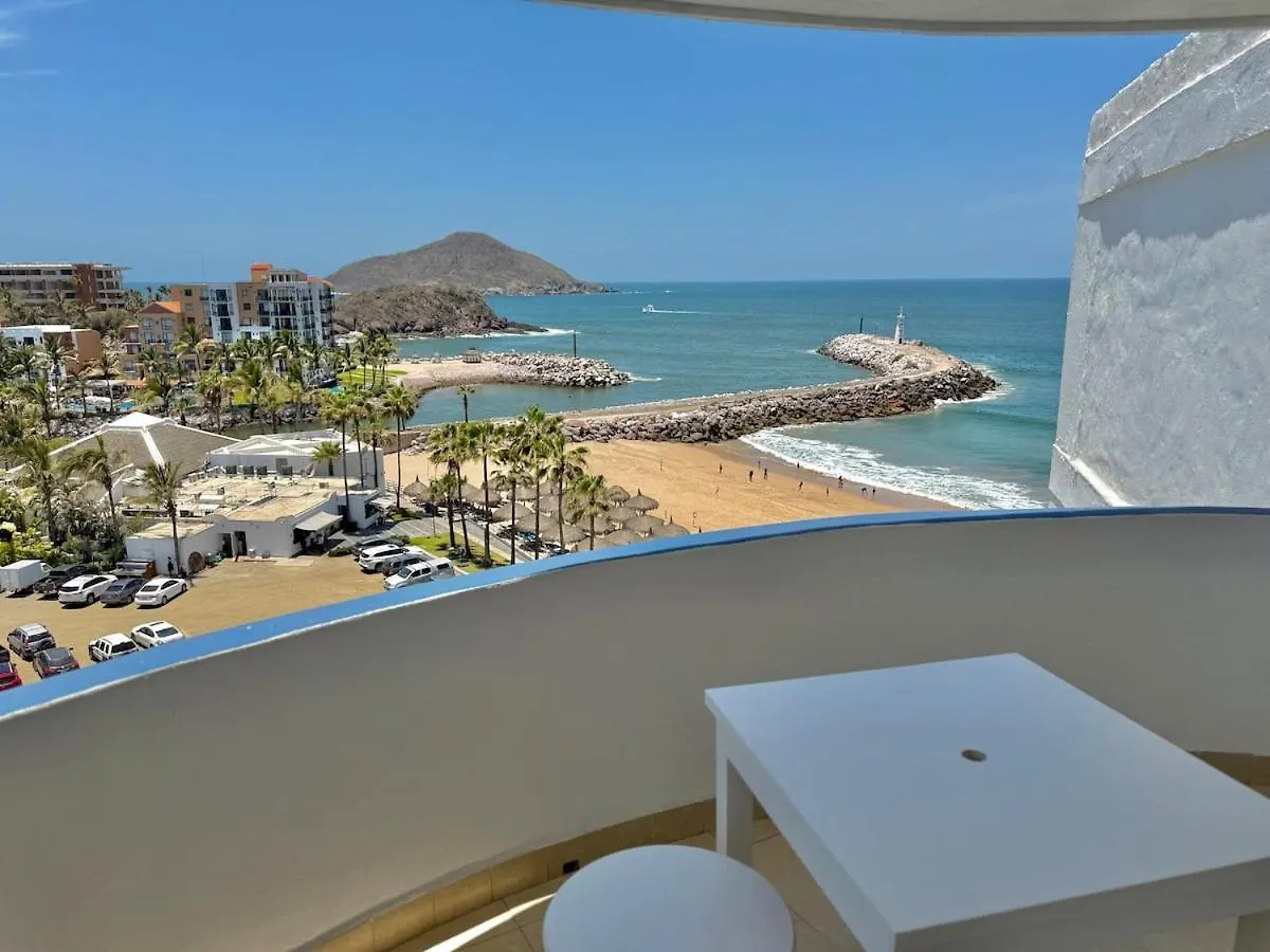 Quiet Apartment With Pool Right On The Beach Mazatlán
